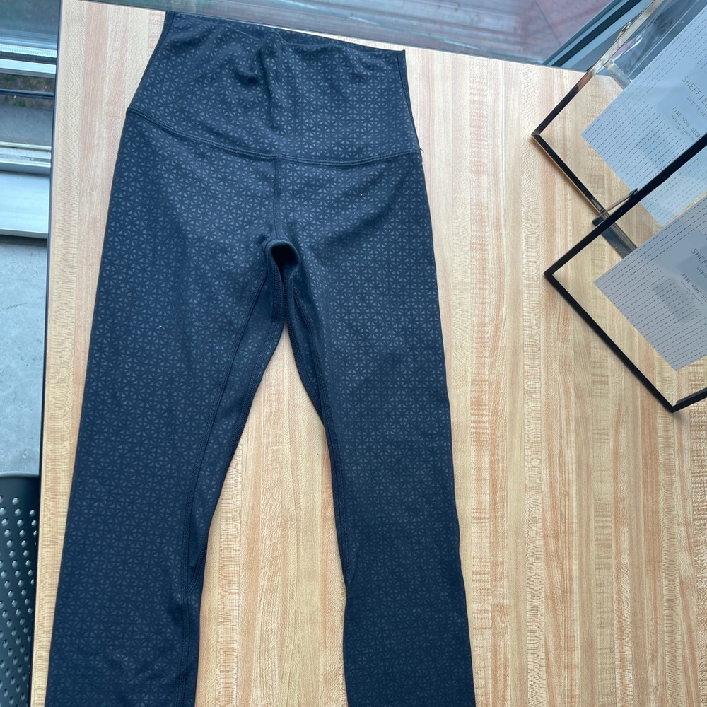 Lululemon high rise black pattern 25”